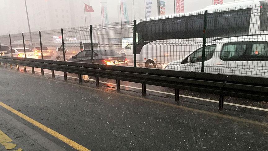 Beklenen yağmur İstanbul'da etkili oluyor... Trafik durma noktasında