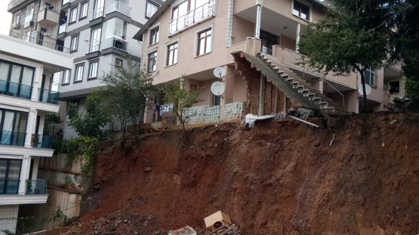İstanbul Sancaktepe'de toprak kayması! Bina tamamen boşaltıldı