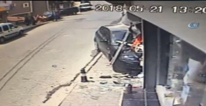 İstanbul Sarıyer’de kontrolden çıkan lüks otomobil iş yerine daldı