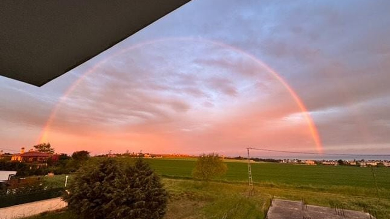 İstanbul Silivri’de gökkuşağı günbatımıyla birleşti