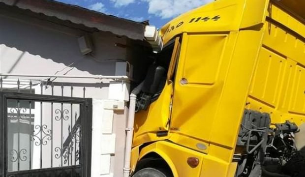 İstanbul Silivri’de hafriyat kamyonu eve girdi...