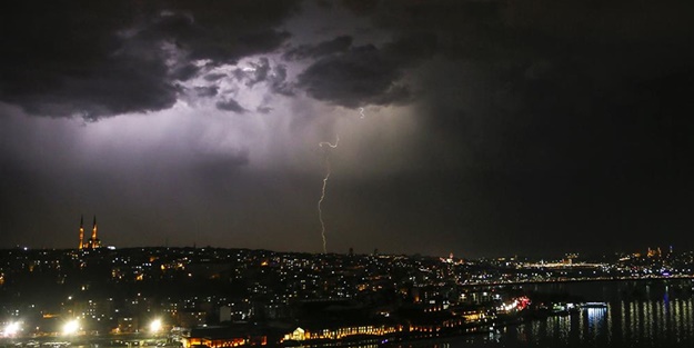 İstanbul şimşekli bir gece geçirdi