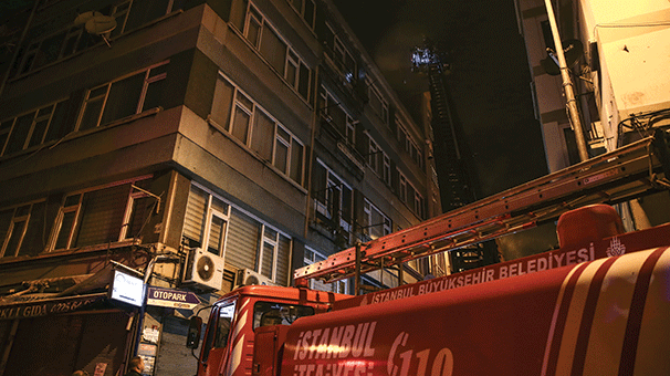 İstanbul Şişli'de çatı yangını