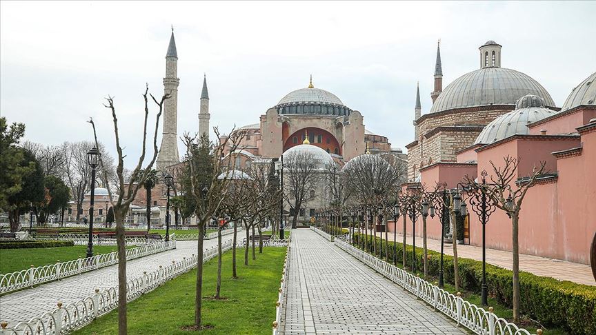 İstanbul sokaklarında koronavirüs sakinliği