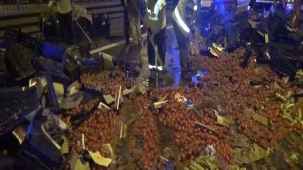 İstanbul Sultanbeyli'de domates yüklü TIR devrildi