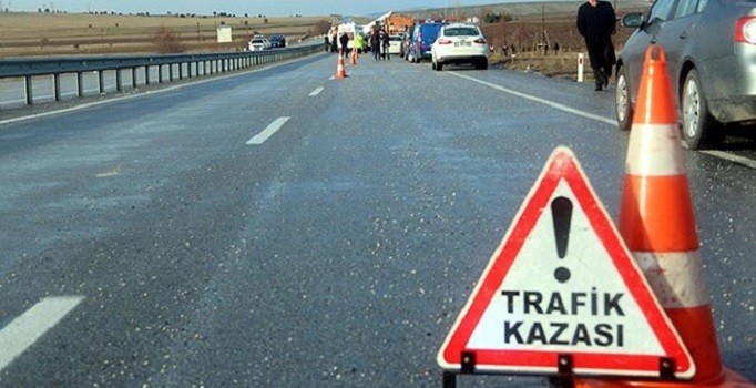 İstanbul Sultanbeyli’de kamyonet otomobile çarparak ters döndü