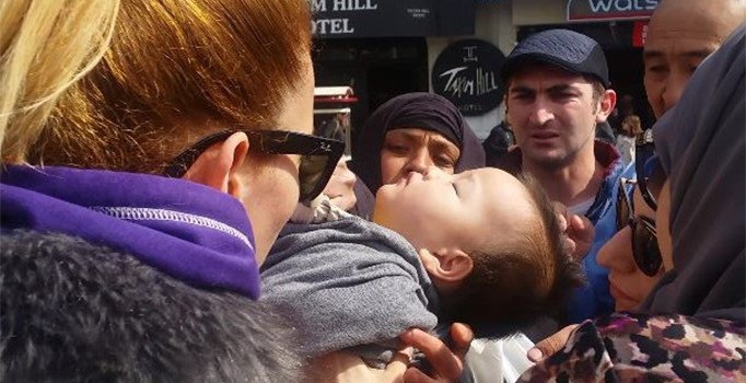 İstanbul Taksim’de bebeğin dili boğazına kaçtı, ortalık karıştı