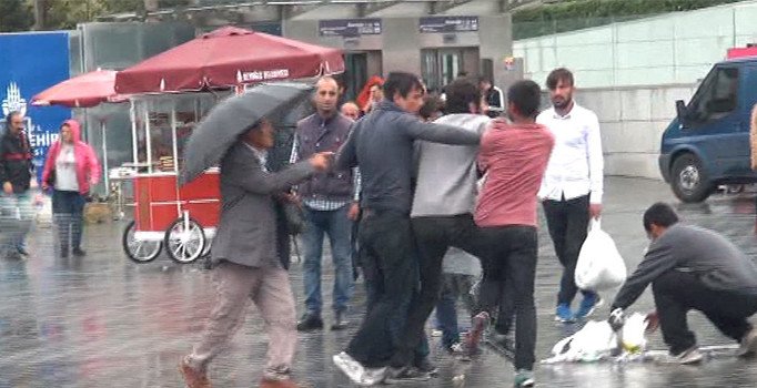 İstanbul Taksim’de şemsiye satıcılarının meydan kavgası