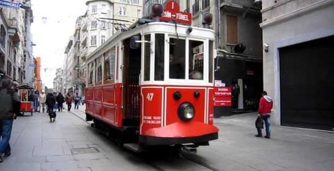 İstanbul Taksim'in sembolü olan nostaljik tramvay yeniden hizmete açılıyor