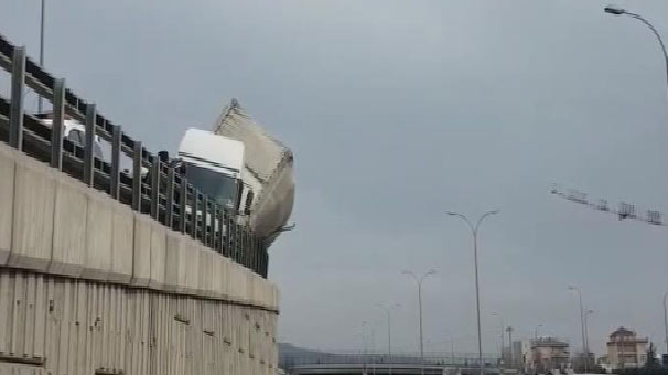 İstanbul TEM'de faciaya ramak kala!