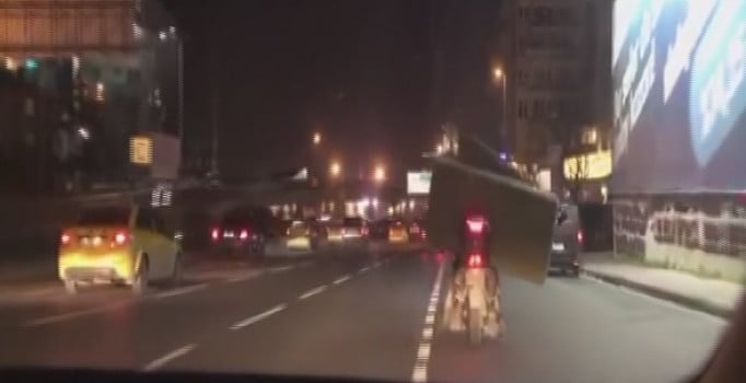 İstanbul trafiğinde pes dedirten görüntü... Motosikletle koltuk taşıdı