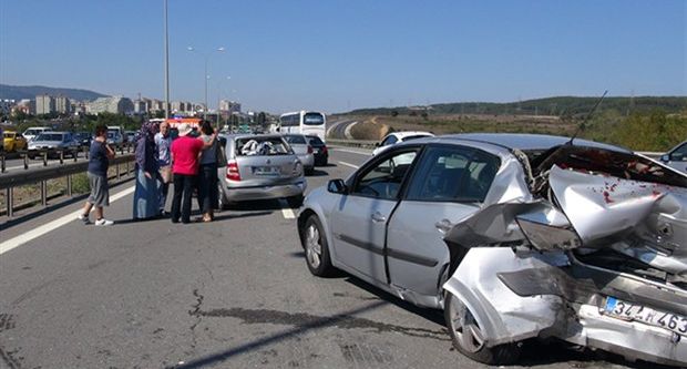 Sürücünün el frenini çekmeyi unuttuğu kamyonete dolmuş çarptı: 8 yaralı