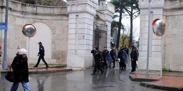 İstanbul Üniversitesi'nde TGB'liler ile PKK'lılar birbirine girdi