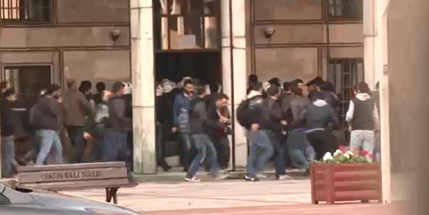 İstanbul Üniversitesi’nde satırlı sopalı kavga!