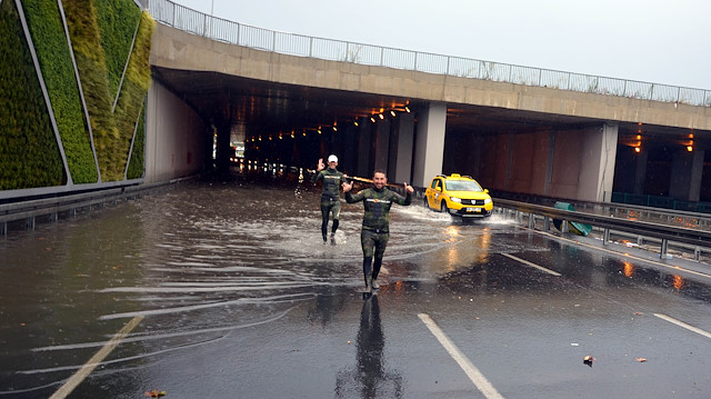 İstanbul Unkapanı'nda alt geçitte mahsur kalanları zıpkıncılar kurtardı