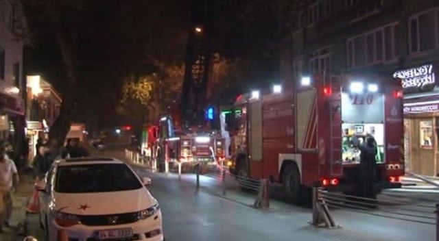 İstanbul Üsküdar'da 5 katlı binanın çatısı yandı