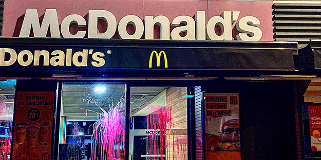İstanbul Üsküdar'da McDonald's şubesine 'kan temsili' kırmızı boyalı protesto!
