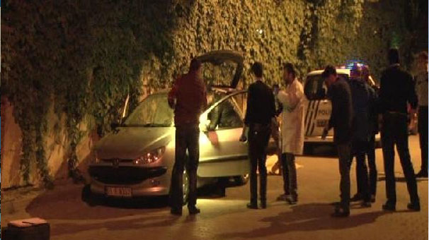 İstanbul Üsküdar'da otomobilin içerisinde erkek cesedi bulundu