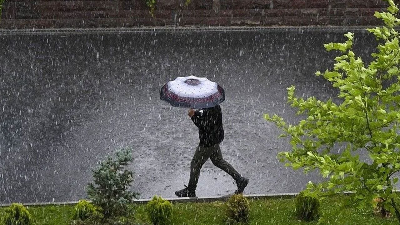 İstanbul Valiliği'nden sağanak uyarısı! Sıcaklıklar birden düşecek