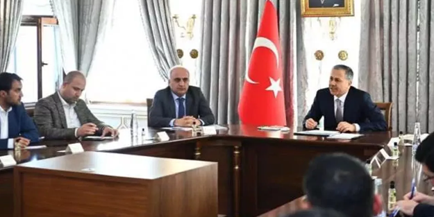 İstanbul Valisi Yerlikaya'dan yabancı STK'larla düzensiz göçmen toplantısı