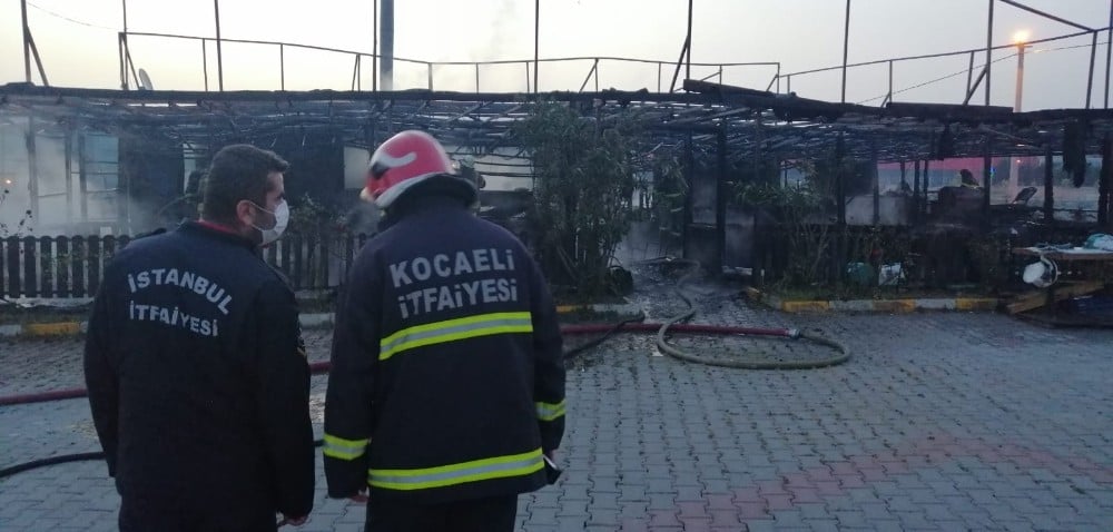 İstanbul ve Kocaeli’nin sınır noktasında çıkan yangında lokanta kullanılamaz hale geldi 
