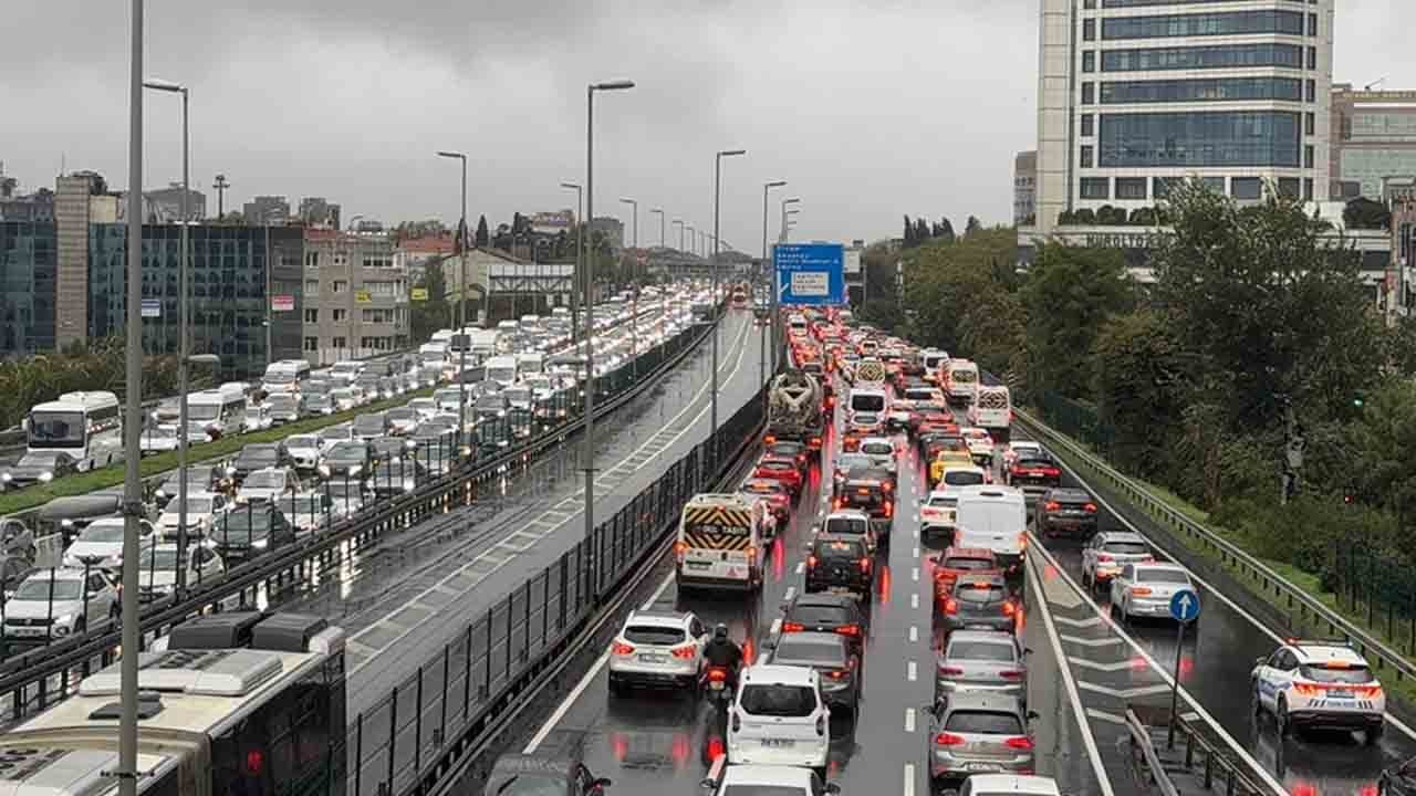 İstanbul yağmura teslim: Trafik yoğunluğu %89'a ulaştı!