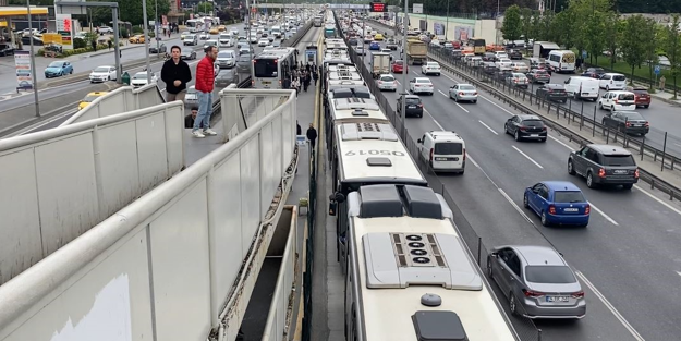 İstanbul yine bildiğiniz gibi! Metrobüs arızalandı, uzun araç kuyruğu oluştu