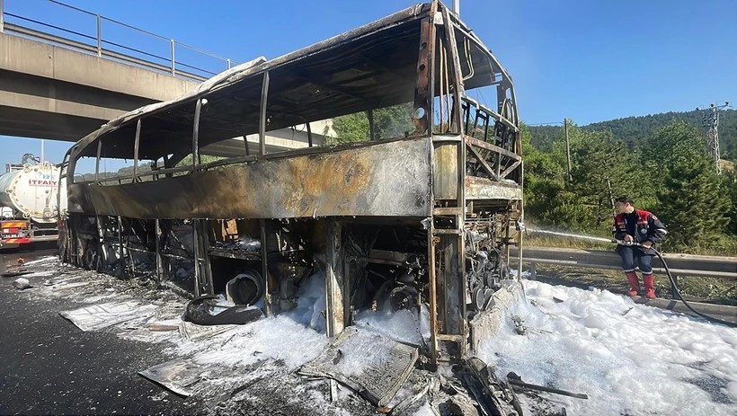 İstanbul yolunda dehşet! Yolcu otobüsü alev alev yandı
