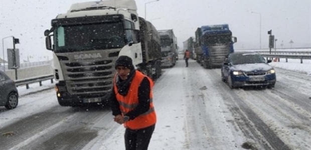 Bu kaza İstanbul yolunu kapattı