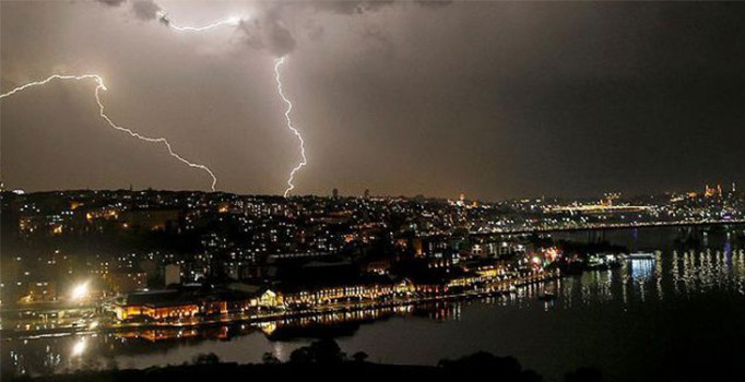 İstanbul'a akşam saatlerinde yağış geliyor