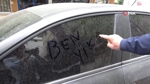 İstanbul’a çamur yağdı, araçların üstünde çamur kalıntıları oluştu!