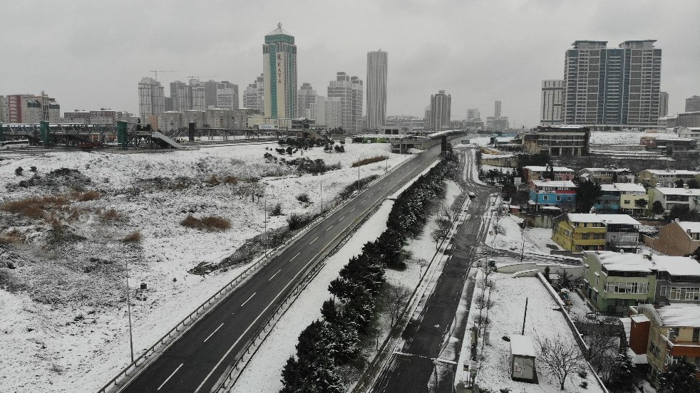 İstanbul'a güne karla başladı!