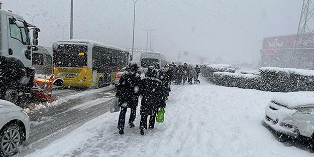 İstanbul'a kar fena geliyor! Gün hatta saat verildi... Atkı, bere ve eldivenleri hazırlayın