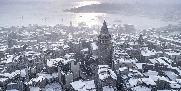 İstanbul'a resmen kar yağdı!