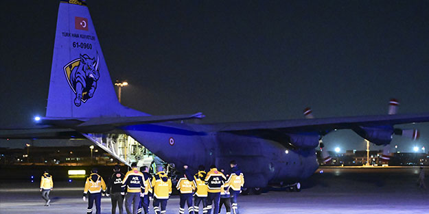 İstanbul'a TSK'nın kargo uçağıyla 38 yaralı depremzede getirildi