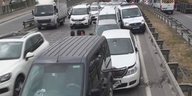 İstanbul'da 11 araç birbirine girdi