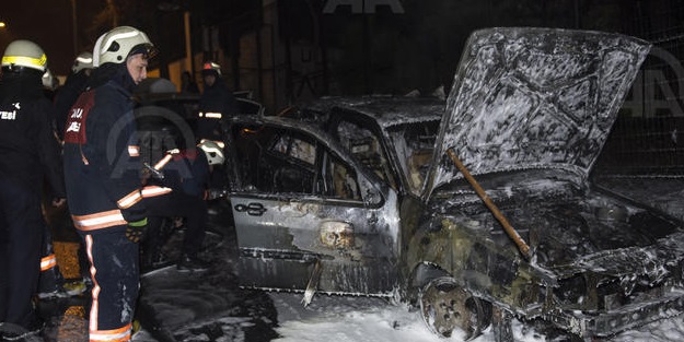 İstanbul'da 15 aracı kundakladılar!