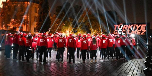İstanbul'da 15 Temmuz temalı duygulandıran gösteri