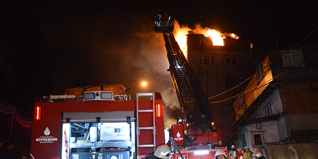 İstanbul'da 2 binanın üst katları alevlere teslim oldu