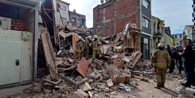 İstanbul'da 2 katlı bina çöktü!