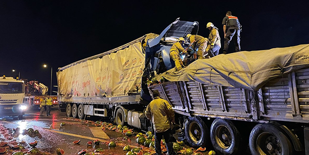 İstanbul'da 2 tır çarpıştı! 1 şoför öldü
