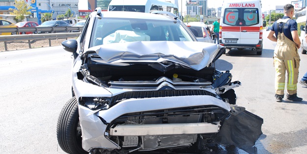 İstanbul'da 3 aracın karıştığı trafik kazasında 2 kişi yaralandı