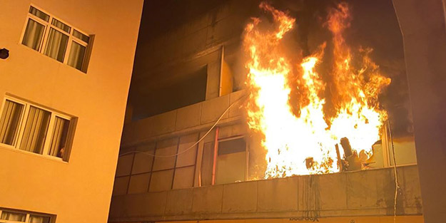 İstanbul'da 3 katlı otopark alevlere teslim oldu