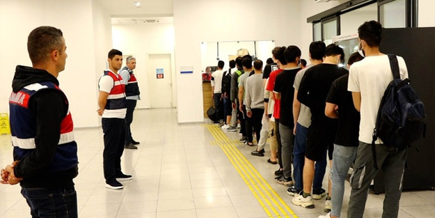 İstanbul'da 396 düzensiz göçmen sınır dışı edildi