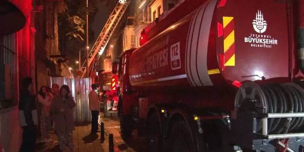 İstanbul'da 4 katlı binada yangın
