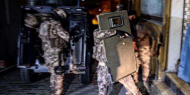 İstanbul'da 5 ilçede özel harekat destekli eş zamanlı uyuşturucu operasyonu! Çok sayıda gözaltı var