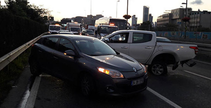 İstanbul'da 6 araç birbirine girdi: 1 kişi öldü