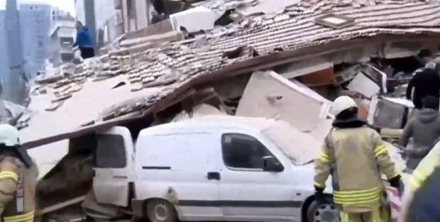 İstanbul'da 8 katlı bina çöktü!