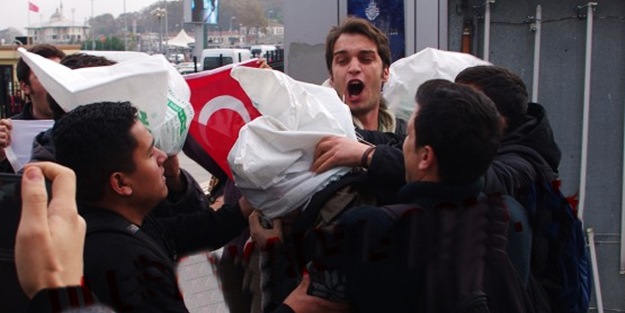 İstanbul'da ABD askerinin kafasına çuval geçirdiler