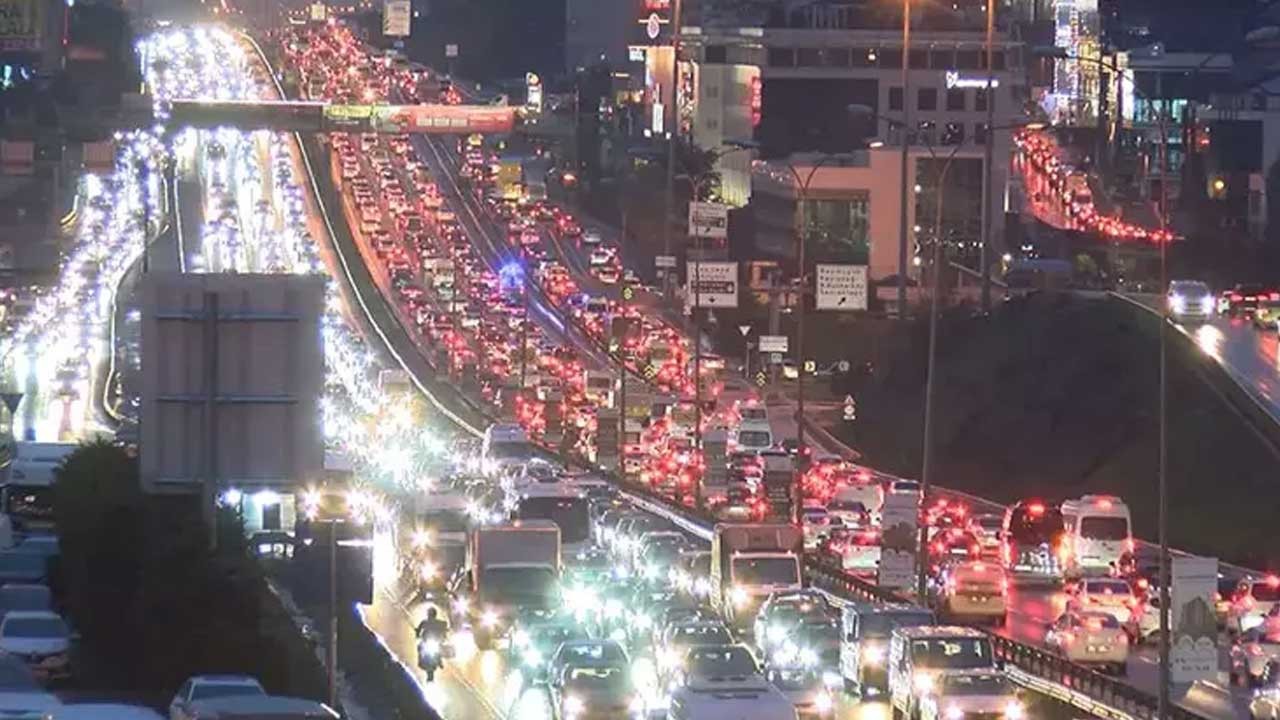 İstanbul’da adeta hayat durdu! Trafik yoğunluğu yüzde 85'e çıktı